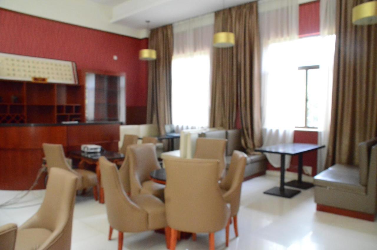 Soluxe Club International Hotel Nairobi Buitenkant foto
